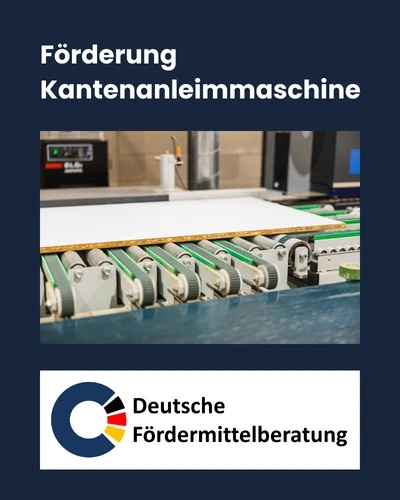 Eine moderne Kantenanleimmaschine in einer Tischlerei verarbeitet eine weiße Holzplatte, die präzise über grüne Förderbänder und Rollen gleitet. Über der Szene steht der Text Förderung Kantenanleimmaschine auf dunkelblauem Grund, während im unteren Bereich das Logo der Deutschen Fördermittelberatung auf den maximal möglichen Zuschuss bei minimalem Eigenaufwand für Handwerksbetriebe hinweist. Die professionelle Werkstattumgebung unterstreicht die Effizienzsteigerung durch staatlich geförderte Investitionen in moderne Holzbearbeitungsmaschinen.