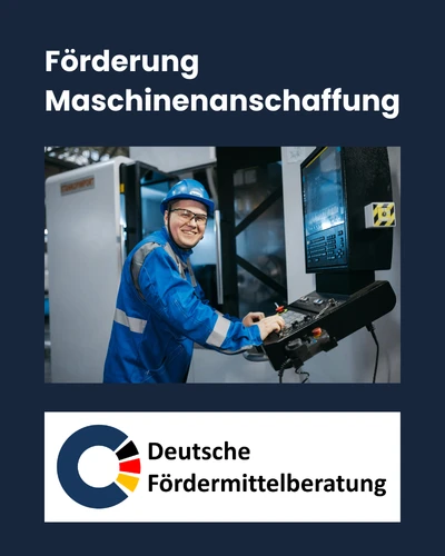 Ein motivierter Mitarbeiter bedient lächelnd eine hochmoderne Fertigungsanlage in einem mittelständischen Betrieb. Das Bild symbolisiert die Vorteile einer gezielten Förderung der Maschinenanschaffung, durch die Unternehmen ein attraktives Förderprogramm nutzen können, um einen finanziellen Zuschuss für ihre technische Modernisierung zu erhalten. Im unteren Drittel ist das Logo der Deutschen Fördermittelberatung auf dunklem Grund platziert.